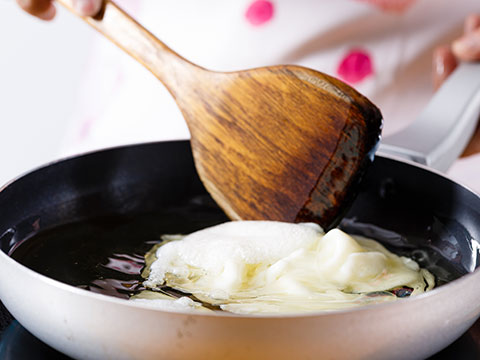 西蘭花掰成朵，與青豆、玉米粒、胡蘿卜丁一同焯熟后瀝干；胡蘿卜刻成五角星形，小番茄切半；雞蛋取蛋清加鹽打散后，入鍋炒熟盛出。   