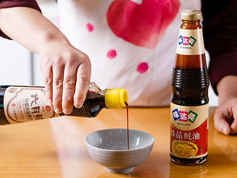 味達(dá)美臻品蠔油、六月鮮特級淡鹽醬油混合均勻，加涼開水調(diào)成蠔油汁，淋入盤中即可。