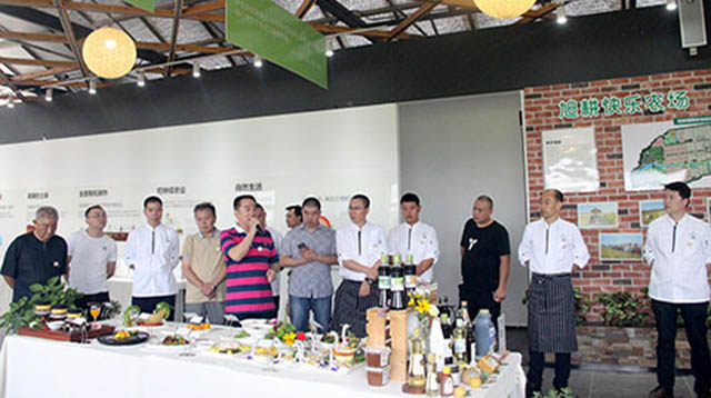 中國飯店協(xié)會(huì)名廚委員會(huì)副主席翟振光先生在現(xiàn)場做精彩專業(yè)點(diǎn)評