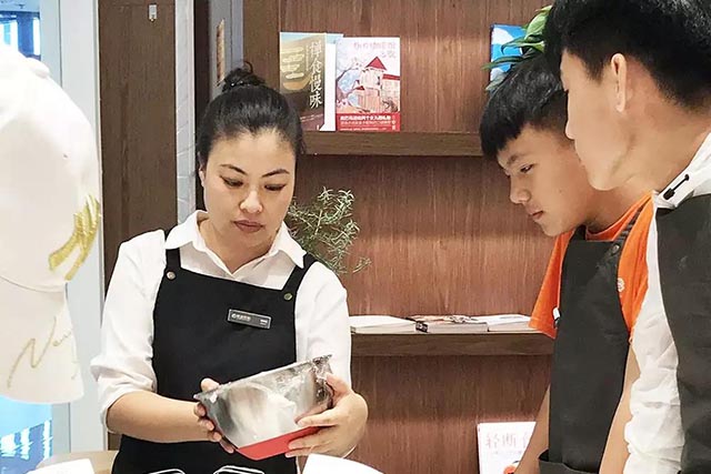 (孩子們在“寒舍欣和學(xué)習(xí)特色甜品烘焙)