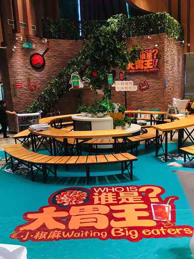 (“誰是大胃王”比賽現(xiàn)場)